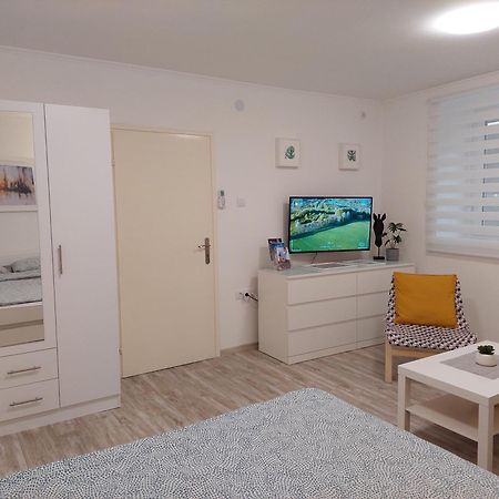 Street Apartment Суботиця Екстер'єр фото